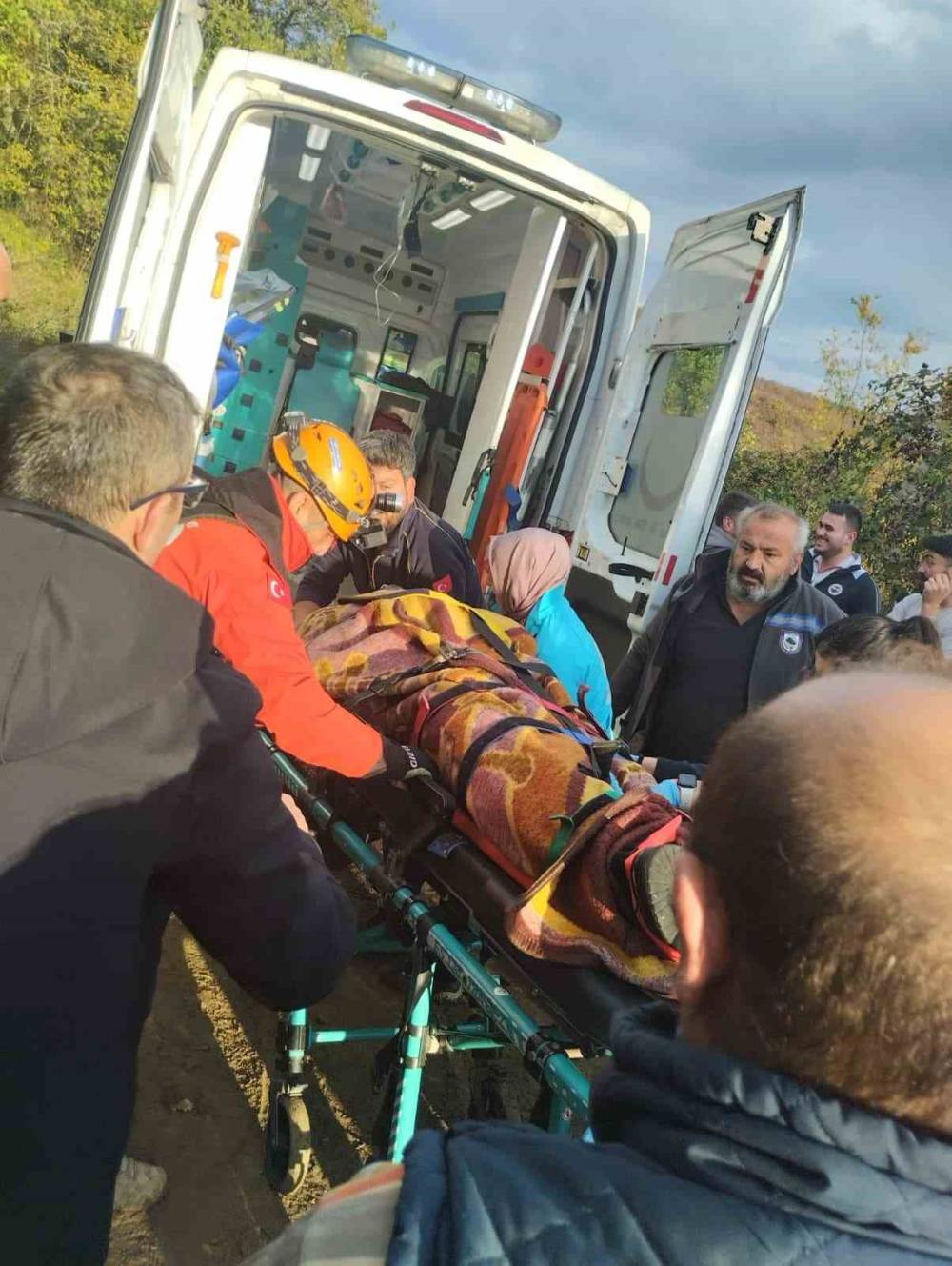 Şelaleleri gezmeye giden muhtar 30 metre yükseklikten düşerek yaralandı