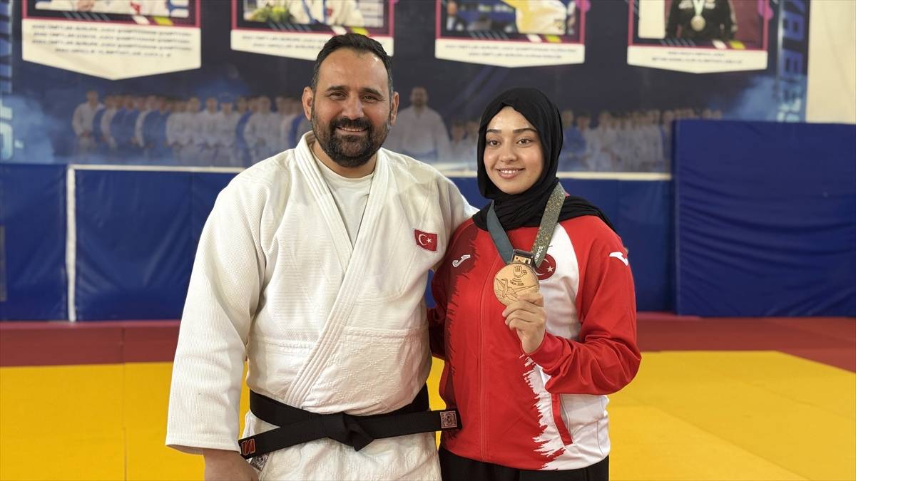 aa-20251201-39857687-39857683-isitme-engelli-milli-judocu-esma-gokulu-sakatligina-ragmen-olimpiyat-madalyasi-almayi-basardi.jpg