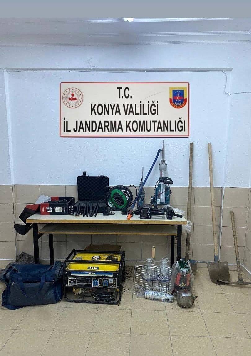 Konya'da kaçak kazı yapan 8 kişi yakalandı