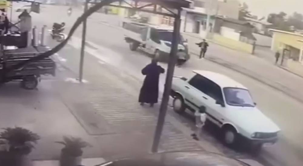 Yolun karşısına koşan 5 yaşındaki çocuğa kamyonet çarptı