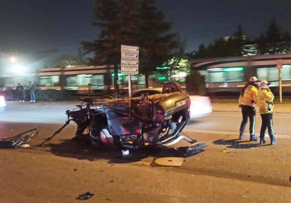 Konya'da Yeni İstanbul Caddesi üzerinde feci kaza! 1'i ağır 2 yaralı var