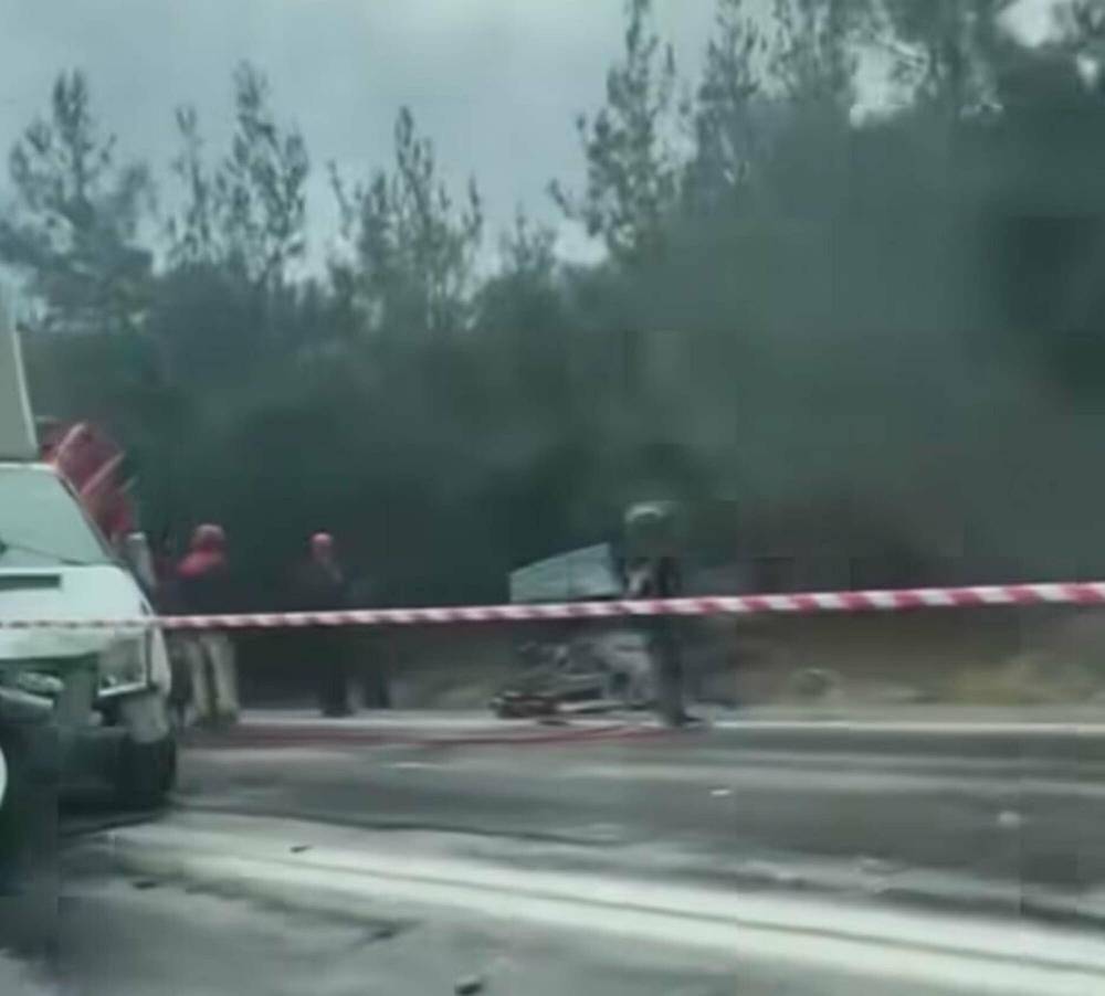 Kamyonetle otomobil çarpıştı: 2 ölü, 1'i ağır 2 yaralı