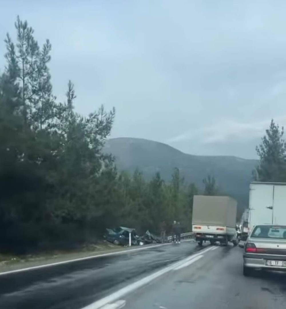 Kamyonetle otomobil çarpıştı: 2 ölü, 1'i ağır 2 yaralı