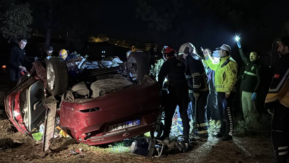 Karabük'te otomobil, refüjdeki ağaca çarpıp ters döndü: 1 ölü