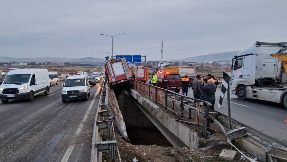 Lastiği patlayan itfaiye aracı, iki köprü arasına sıkıştı; 3 yaralı