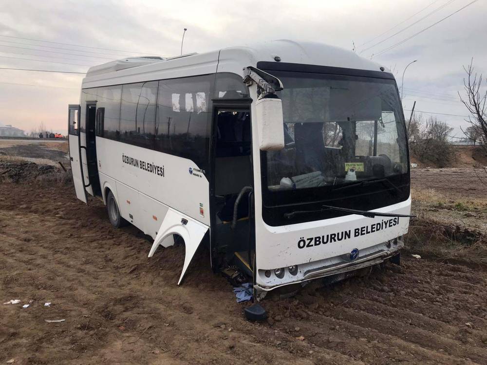 Öğrenci servis midibüsü ile kamyonet çarpıştı: 17 yaralı