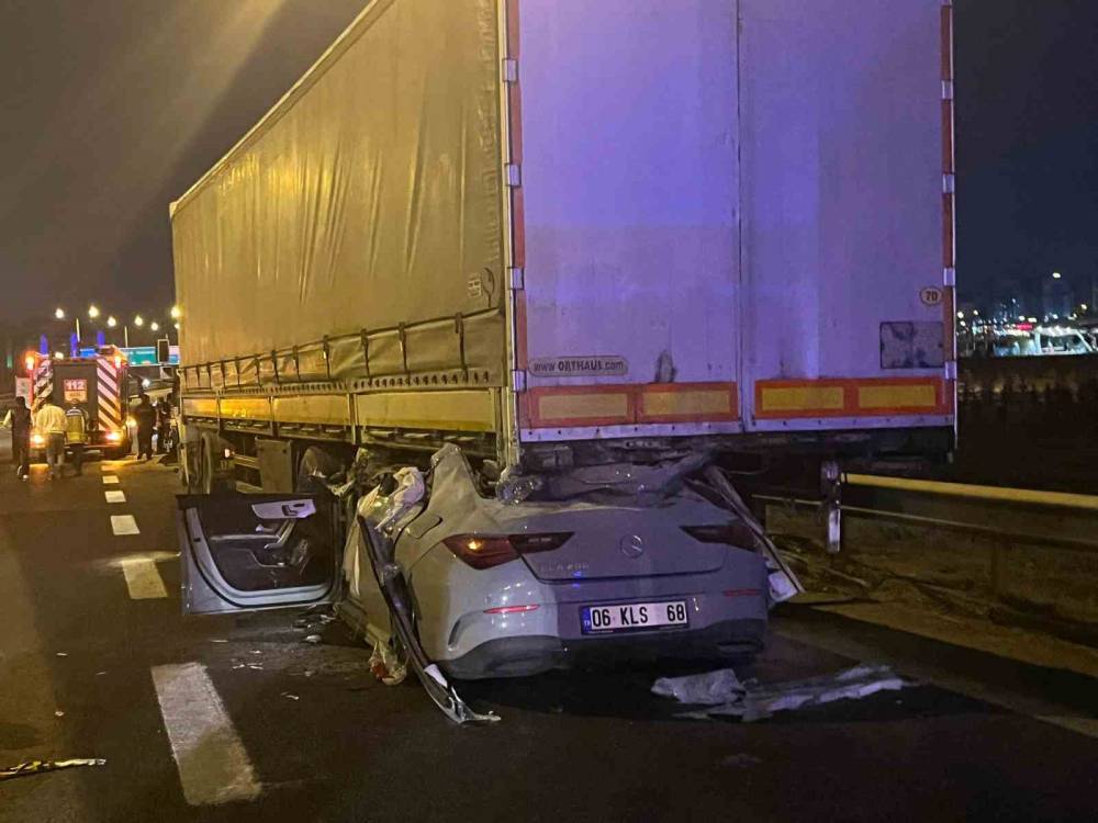 Ankara Çevreyolunda bir otomobil tırın altına girdi: 2 ölü 1 ağır yaralı