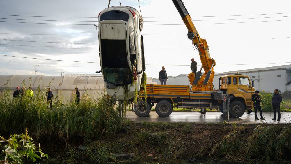 Ölen eşinin cenazesinin çıkarılmasını gözyaşlarıyla izledi: 3 çocuğum var, ne diyeceğim