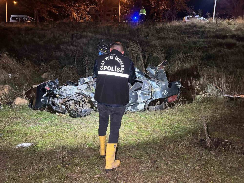 Şarampole devrilen otomobil hurdaya döndü: 2 ölü, 1 yaralı