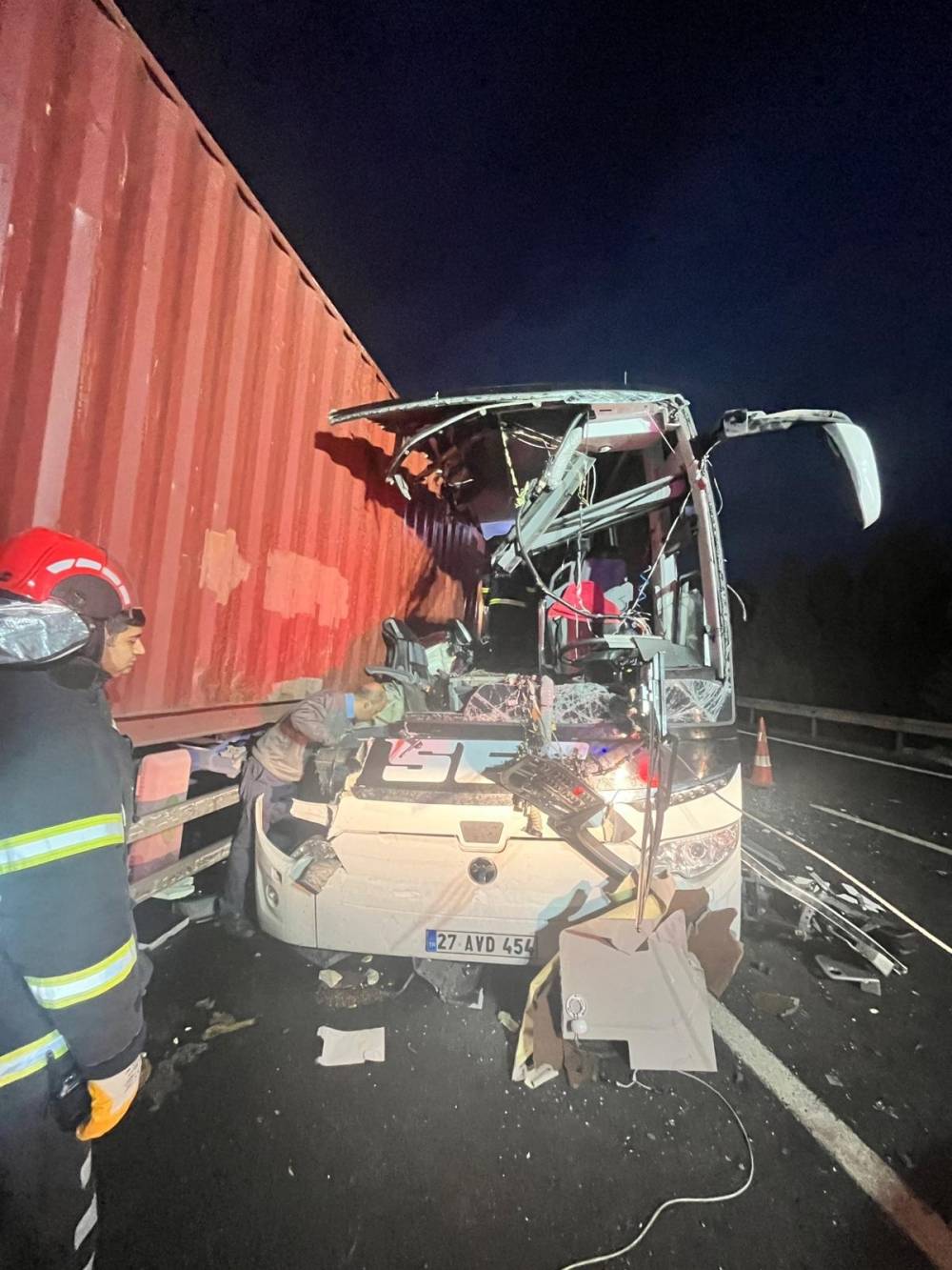 Yolcu otobüsü, otoyolda TIR'a çarptı; 6 ölü, 11 yaralı