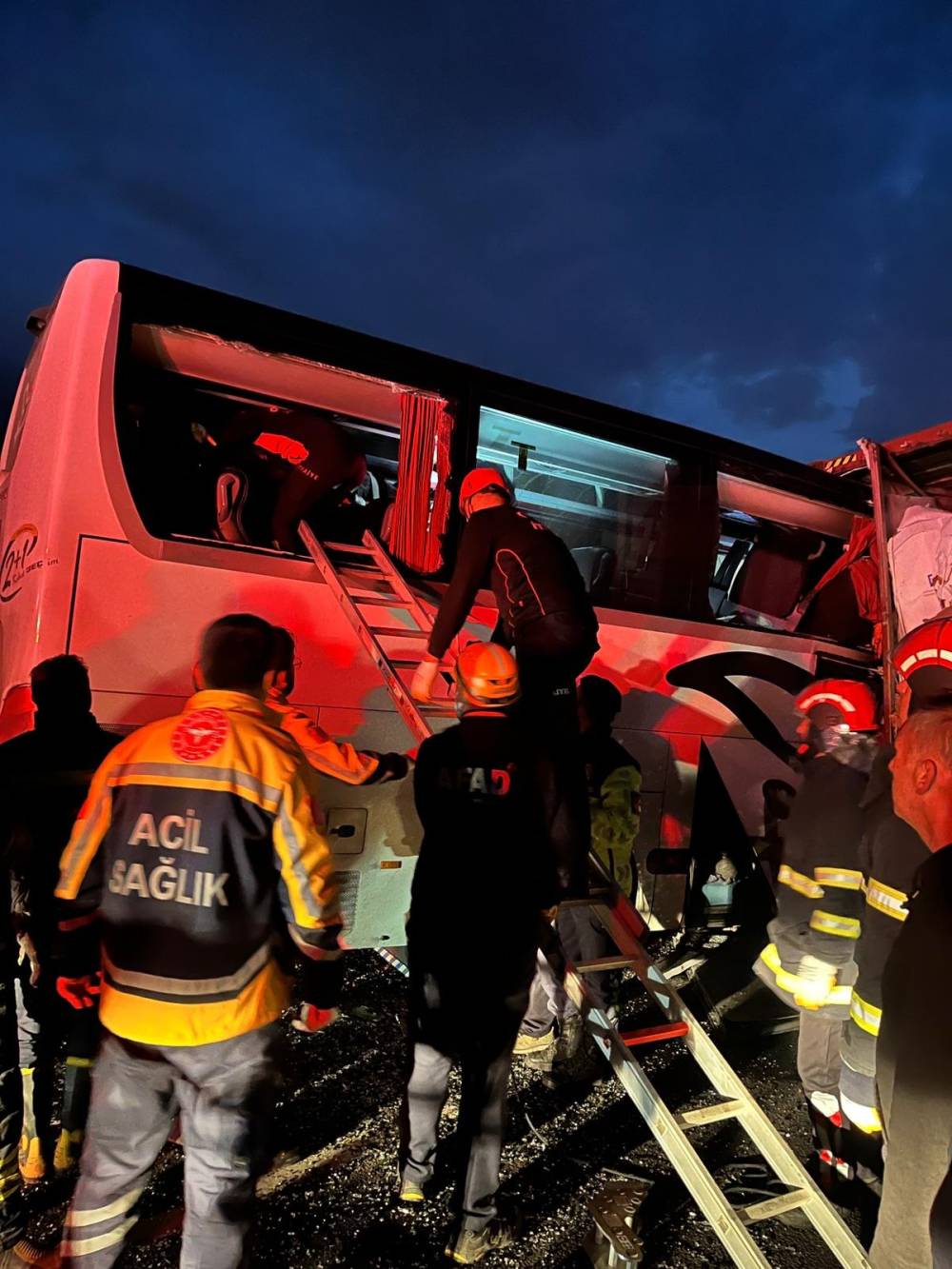 Yolcu otobüsü, otoyolda TIR'a çarptı; 6 ölü, 11 yaralı