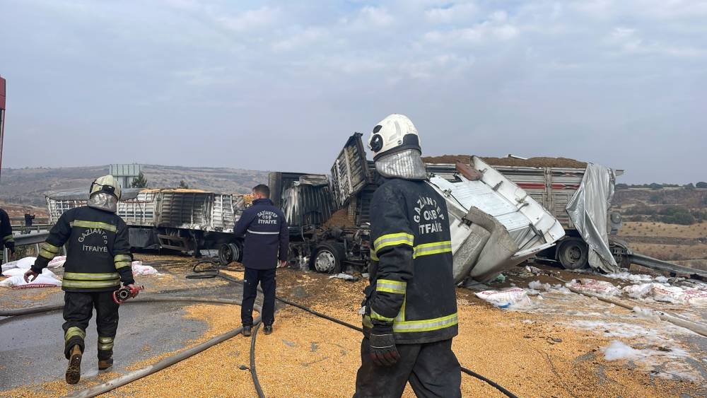3 TIR alev aldı; otoyol trafiğe kapandı