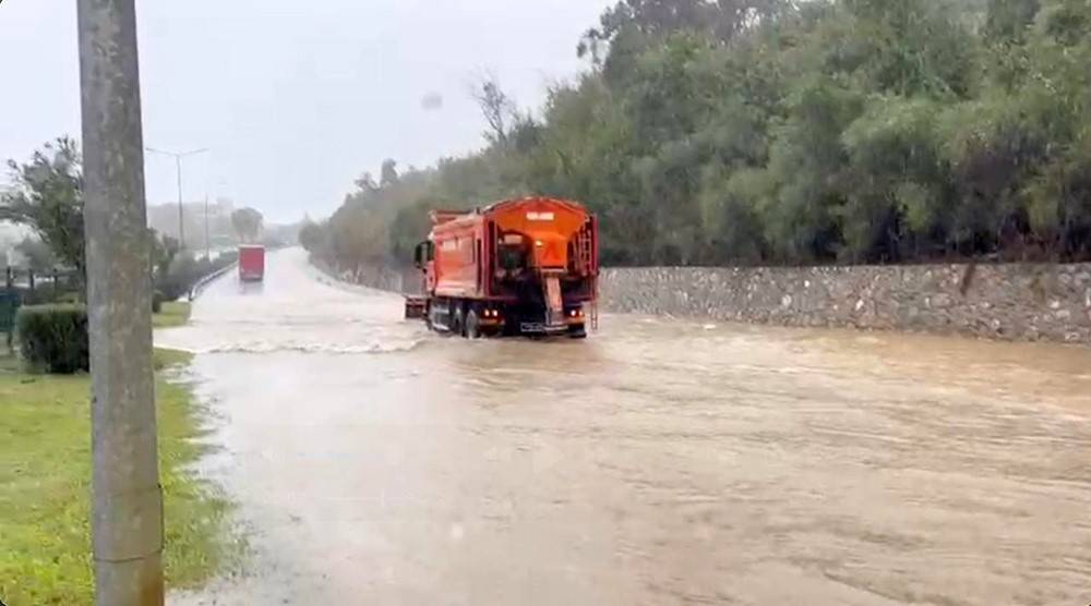 Antalya'da araçlar mahsur kaldı