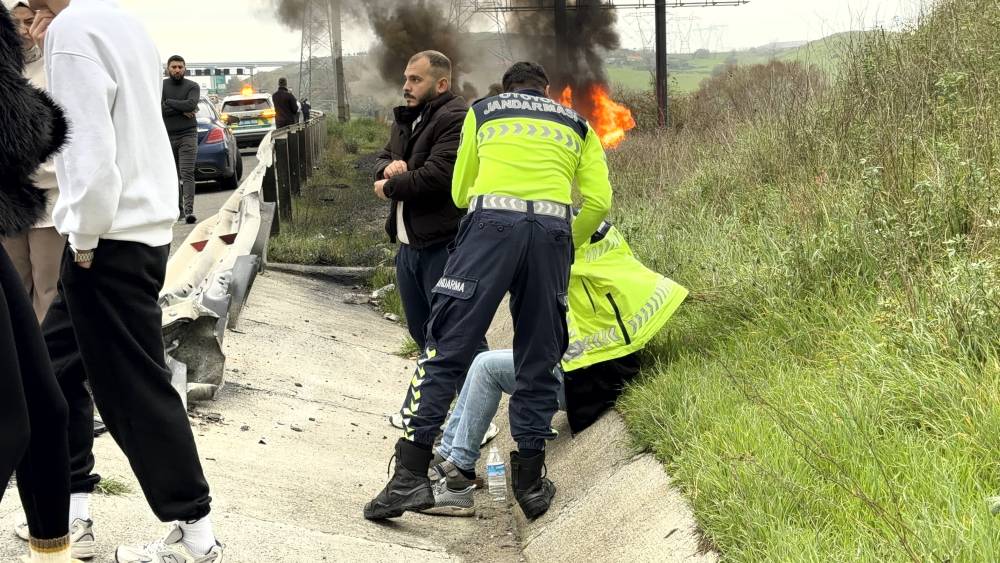 Araziye uçan minibüs alev alev yandı