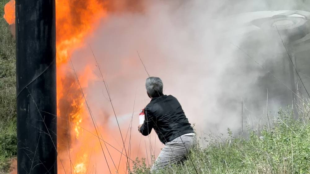 Araziye uçan minibüs alev alev yandı