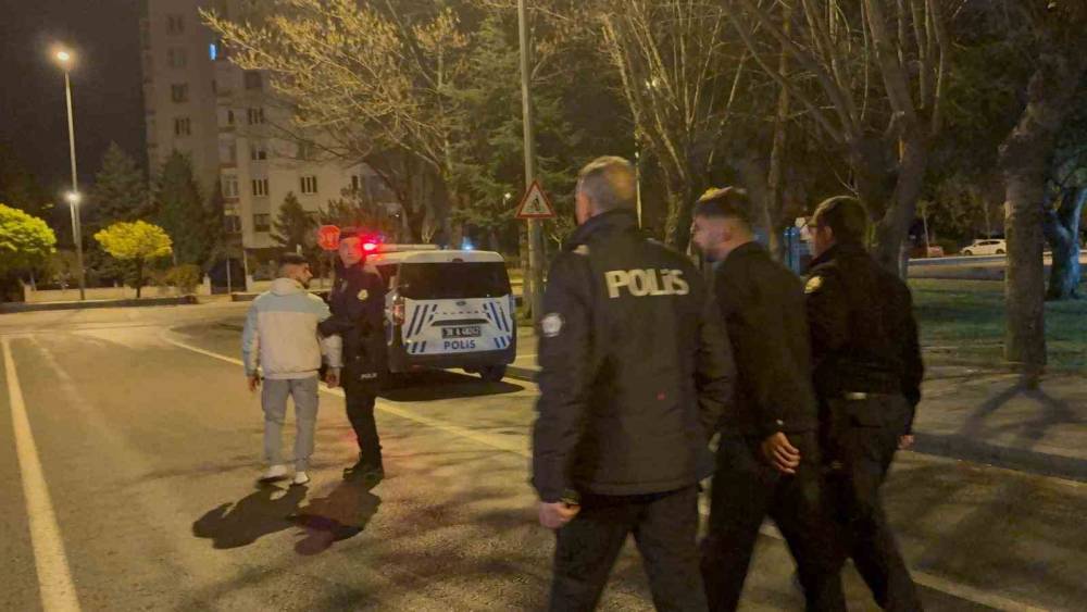 Bir garip olay: 3’üncü kattan çarşafla indiler