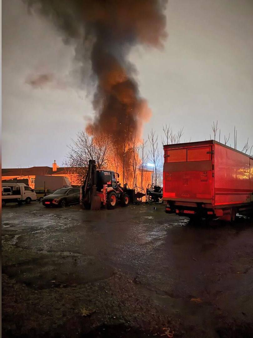 Otoparkta yangın: 14 araç zarar gördü