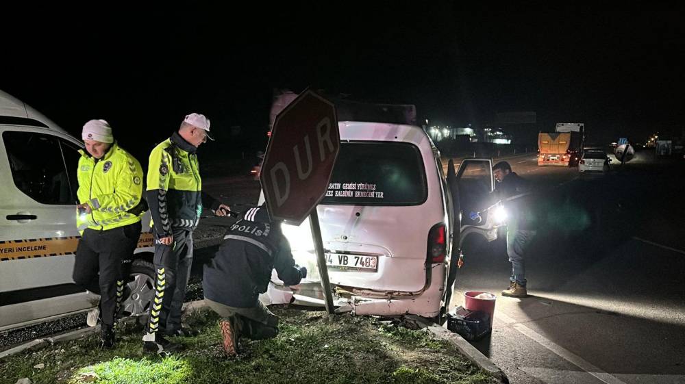 Polisten kaçarken kaza yapan minibüste 20 kaçak göçmen yakalandı