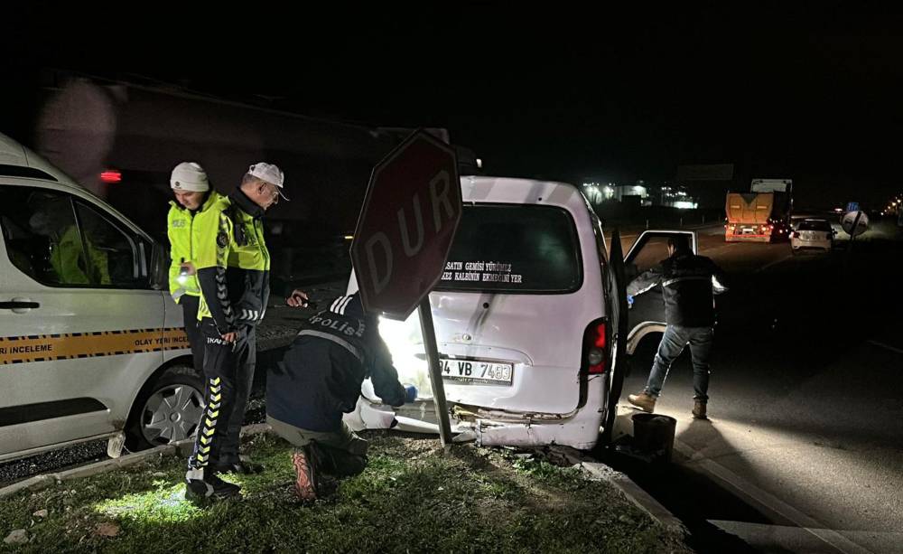 Polisten kaçarken kaza yapan minibüste 20 kaçak göçmen yakalandı