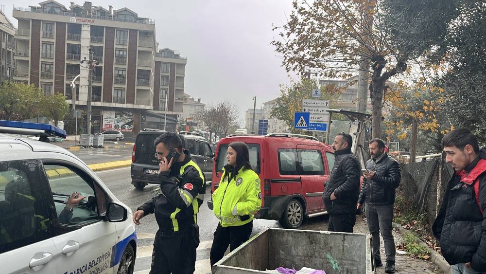 Park halindeyken hareket eden hafif ticari araç durağa çarptı