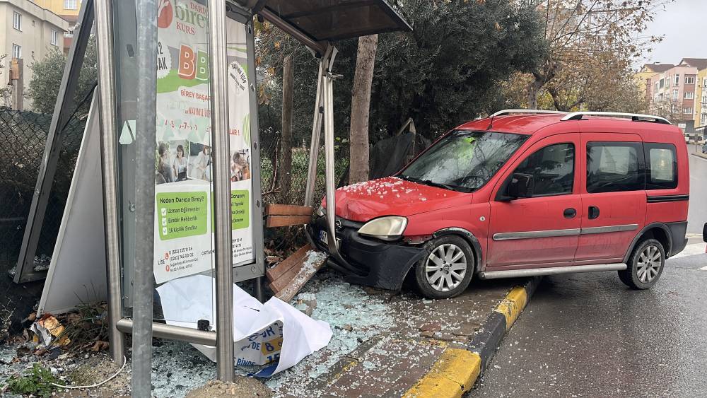 Park halindeyken hareket eden hafif ticari araç durağa çarptı