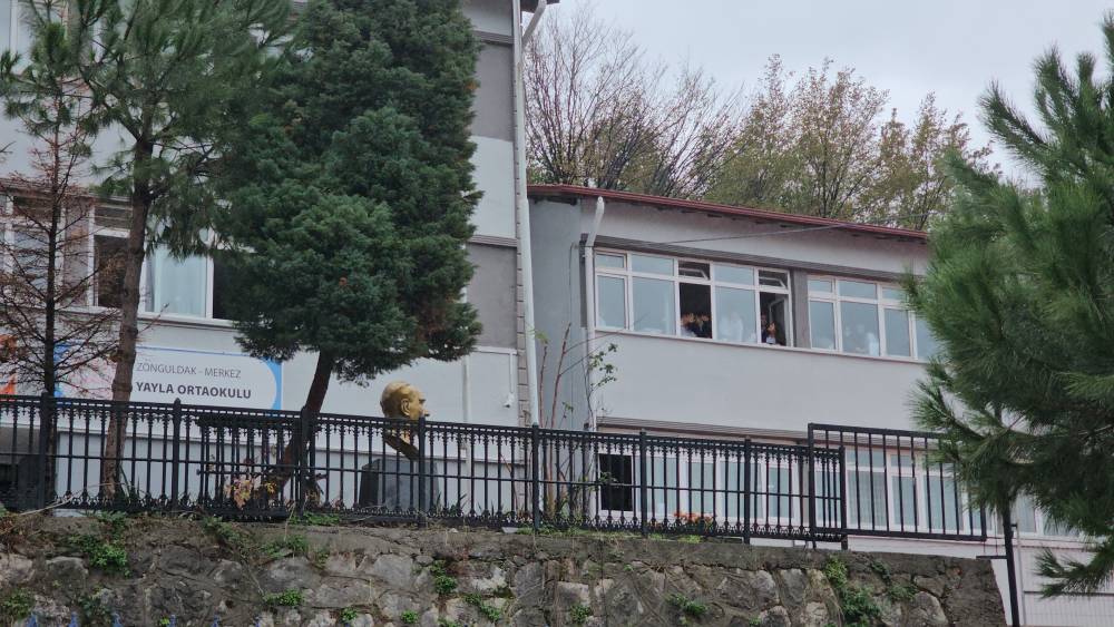 Çocuğunu azarladığını öne sürdüğü öğretmeni darbetti