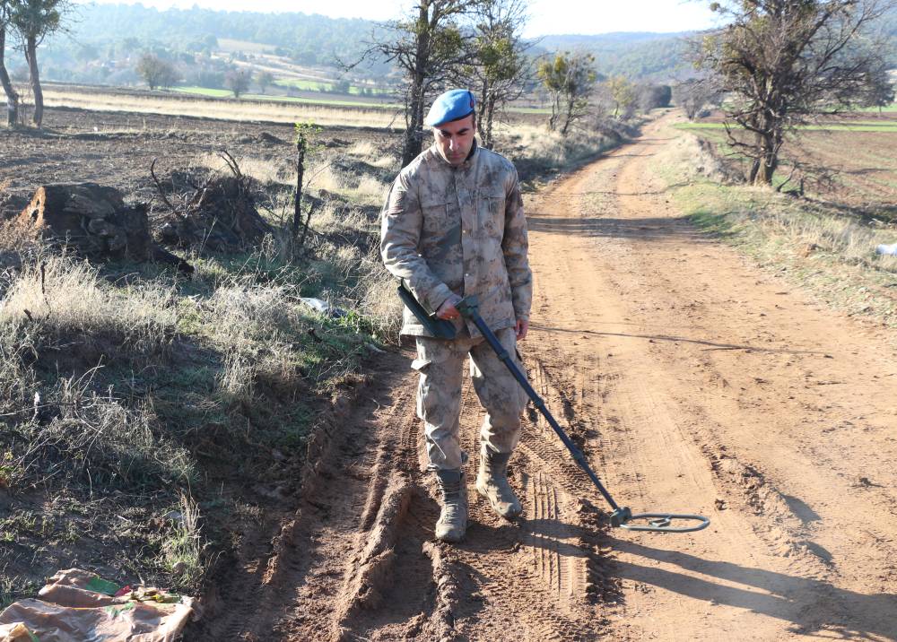 Kesik baş ile suç aleti bıçağın bulunması için her taşın altı kontrol ediliyor