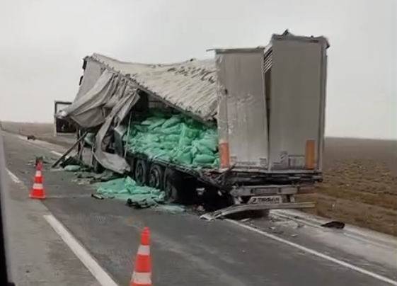 Konya'da tır yol kenarındaki tırın dorsesine çarptı, yaralı var