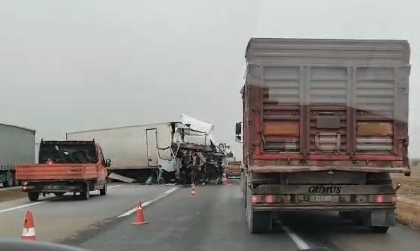 Konya'da tır yol kenarındaki tırın dorsesine çarptı, yaralı var