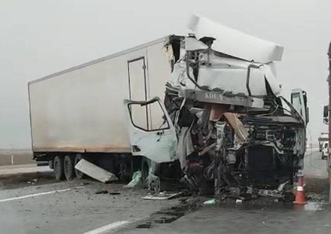 Konya'da tır yol kenarındaki tırın dorsesine çarptı, yaralı var