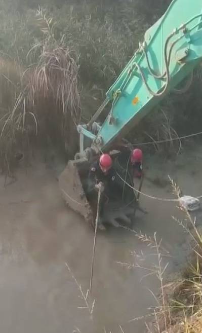 Oynarken dereye düştü, boğuldu