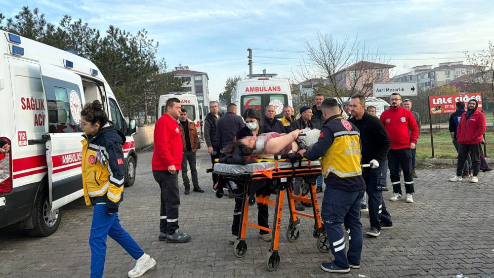 Refüjü aşıp karşı yöne geçen TIR, minibüse çarptı; 5 yaralı