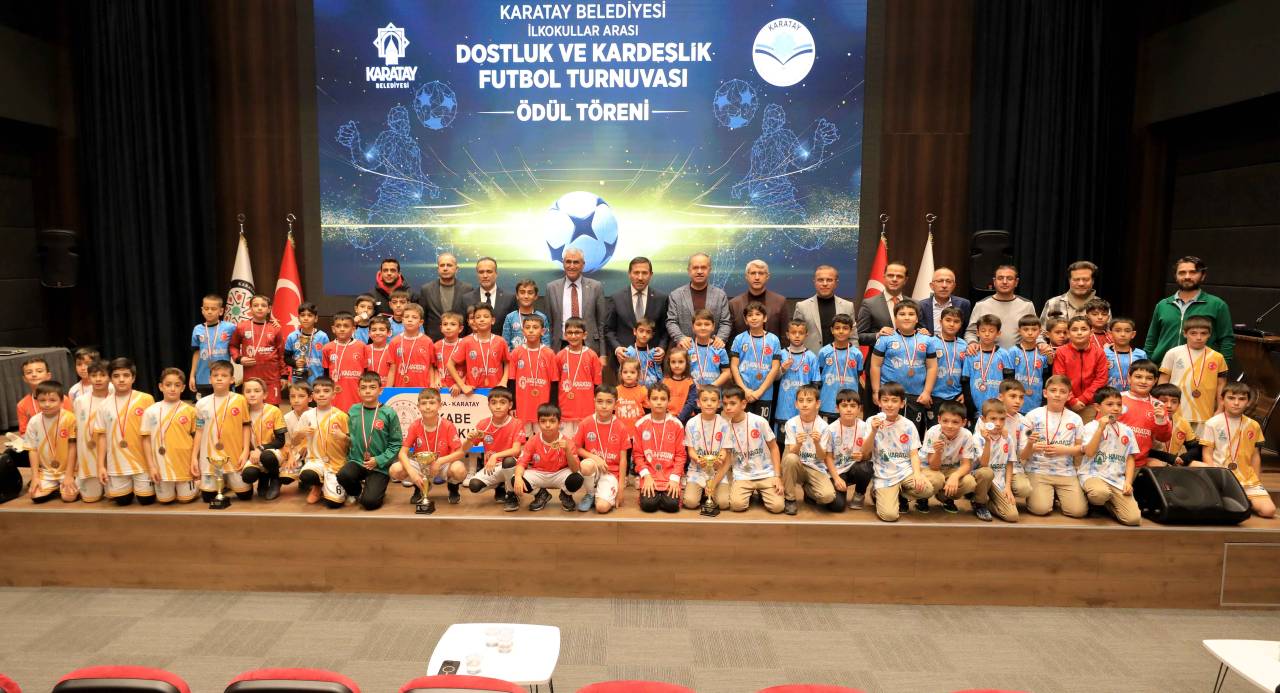 karatayda-ilkokullar-arasi-futbol-heyecani-nefes-kesti-1.jpg