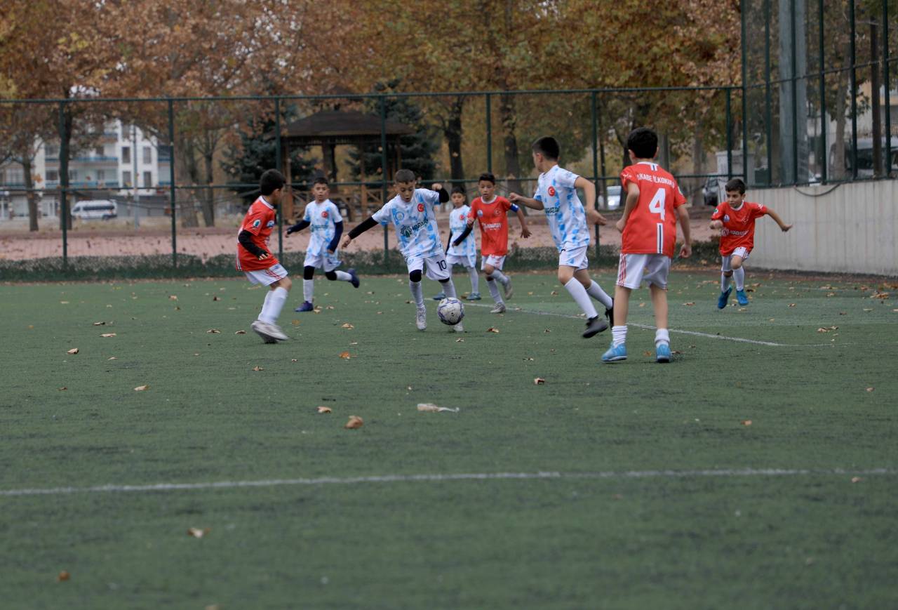 karatayda-ilkokullar-arasi-futbol-heyecani-nefes-kesti-2.jpg