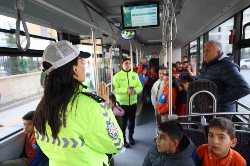 Konya'da "Nezaket Otobüsü" uygulaması başlatıldı