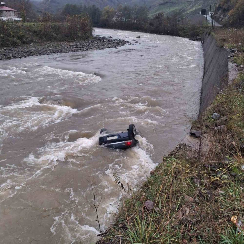 Yağış nedeniyle kayganlaşan yolda araç dereye uçtu: 2 ölü