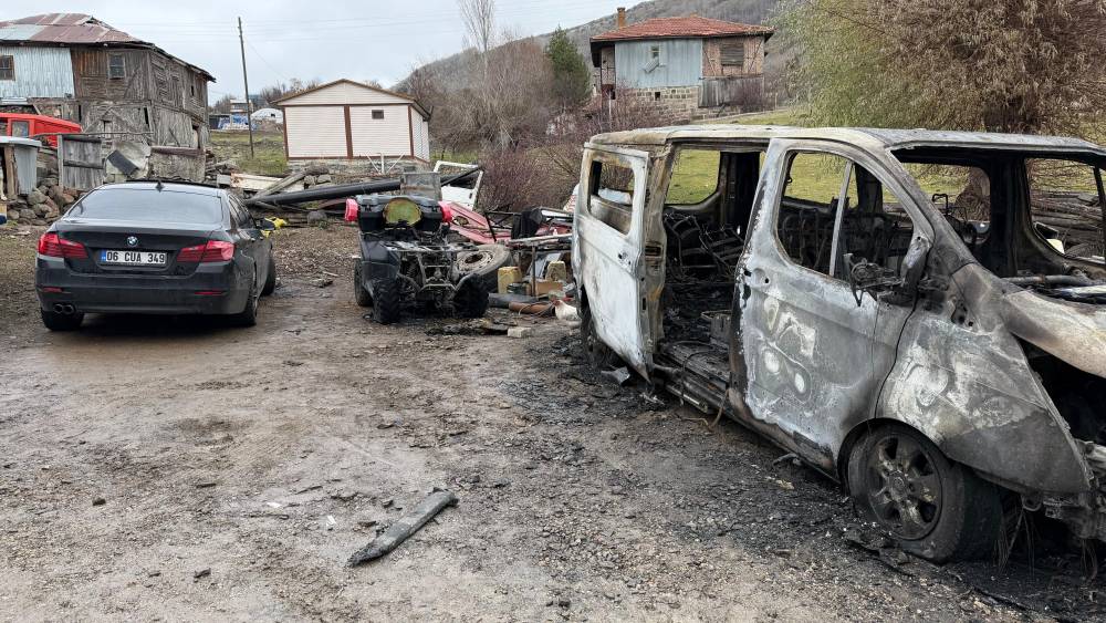 Muhtarın 4 aracı yakıldı