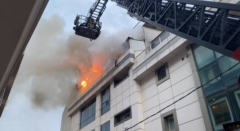 Otel yangını: Çatı katı alevlere teslim oldu
