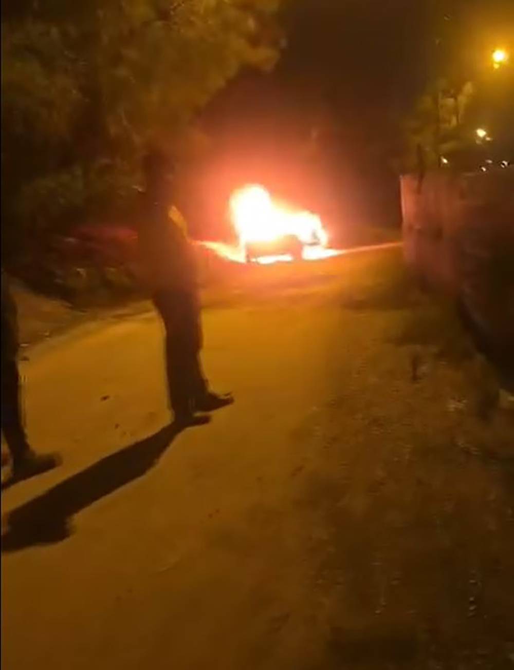 Park halindeki otomobilde patlama sonrası yangın; 1 ölü