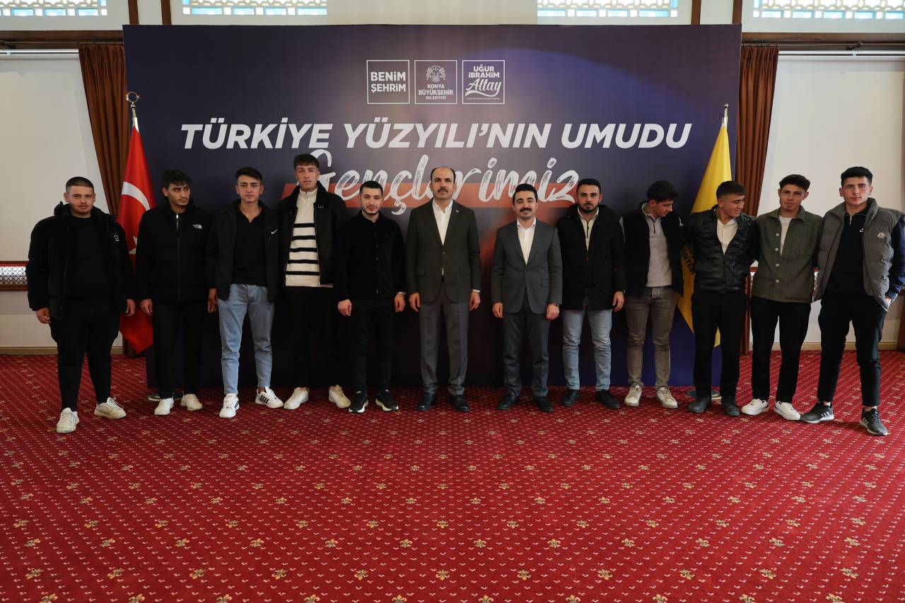 konya-buyuksehir-belediye-baskani-ugur-ibrahim-altay-genclerle-bulustu-2.jpg