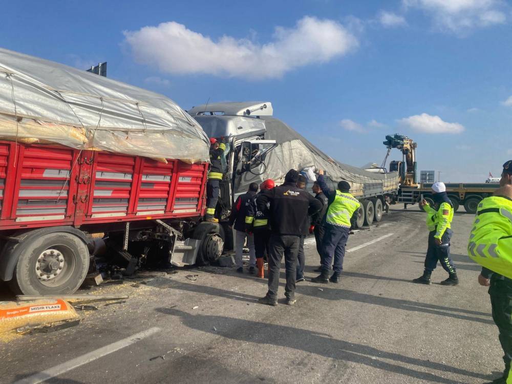 Konya'da 4 TIR kazaya karıştı: 1 ölü, 2 yaralı
