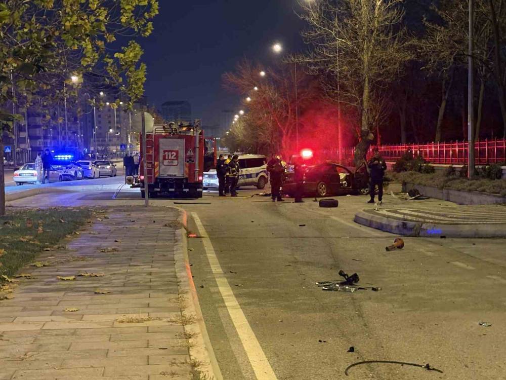 Otomobil kaldırıma çarpıp 200 metre savruldu: 1 ölü, 1 ağır yaralı