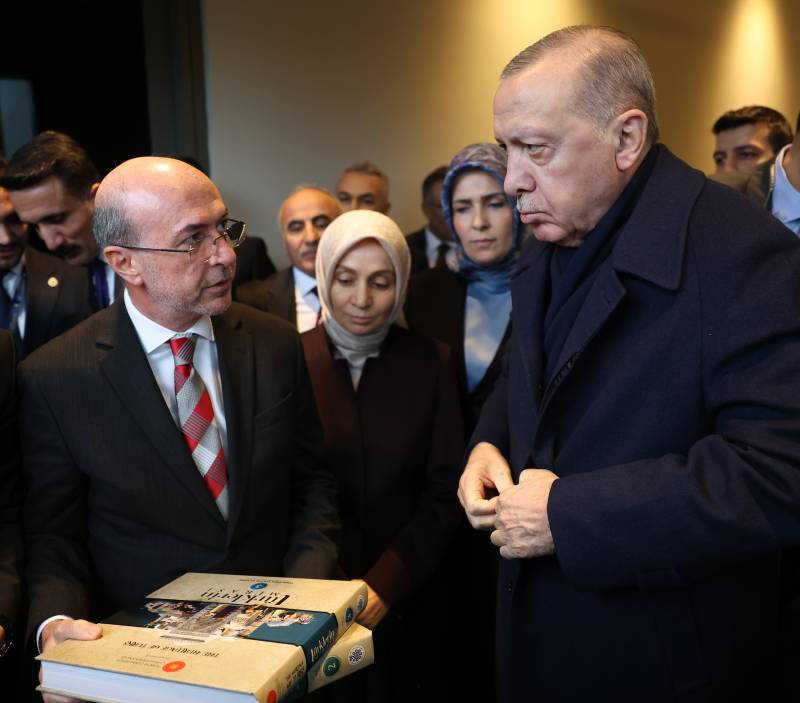 baskan-pekyatirmaci-turklerin-mirasi-projesinin-ilk-4-cildini-cumhurbaskani-erdogana-takdim-etti-4.jpg