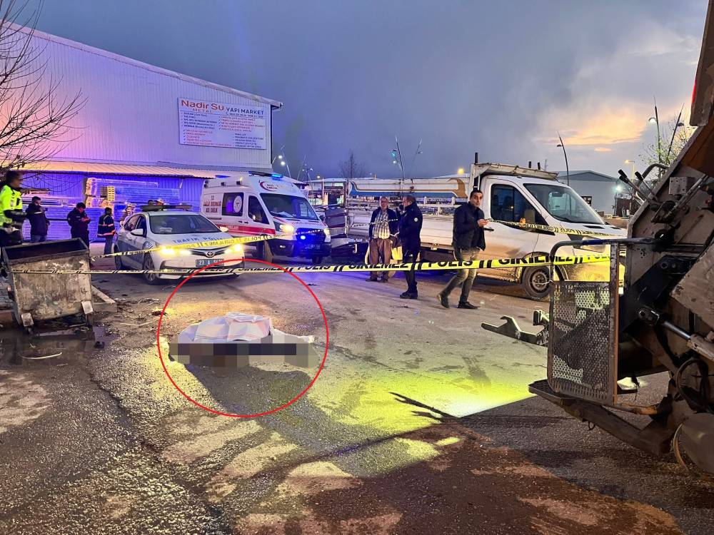 Çöp kamyonunun altında kalan belediye işçisi öldü