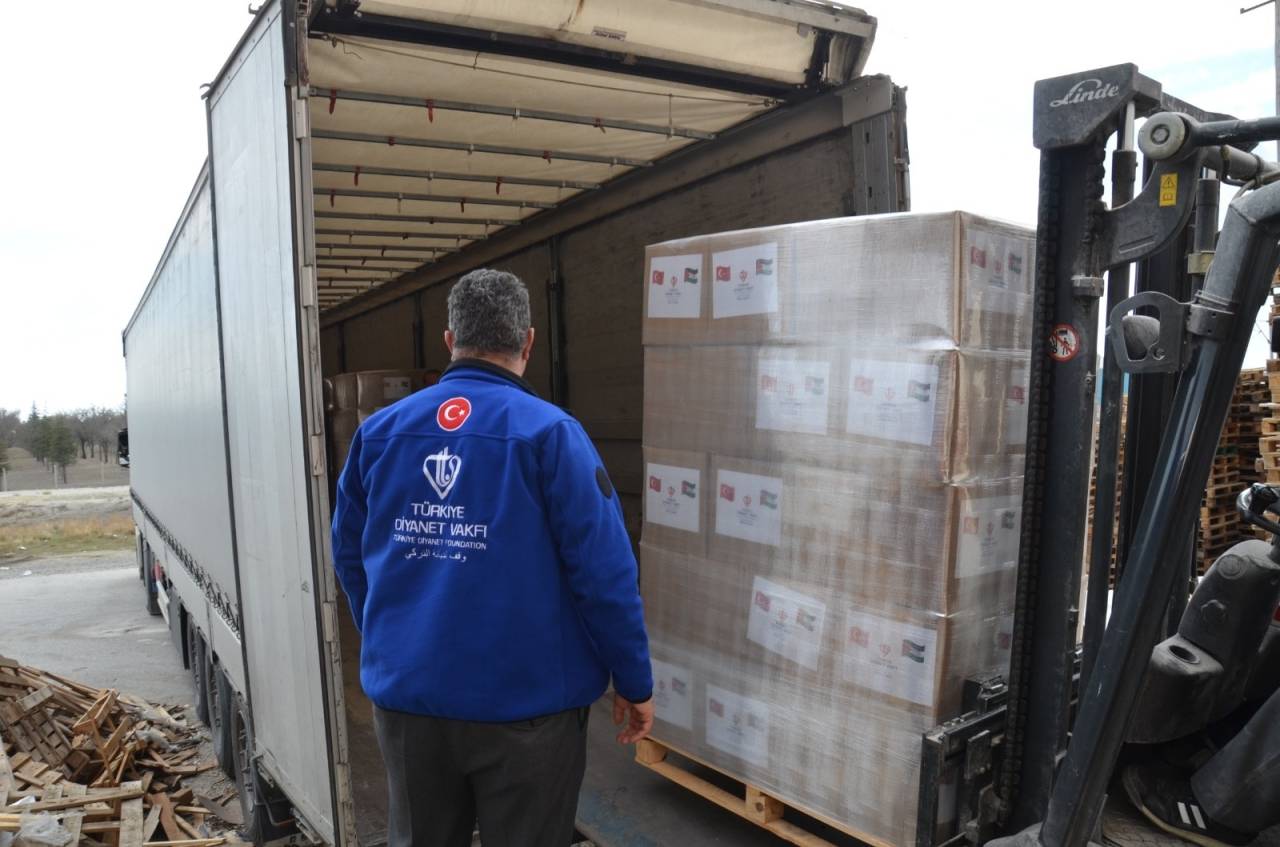 tdv-konya-subesinden-gazzeye-3-tir-insani-yardim-malzemesi-dualarla-yola-cikti-4.jpg