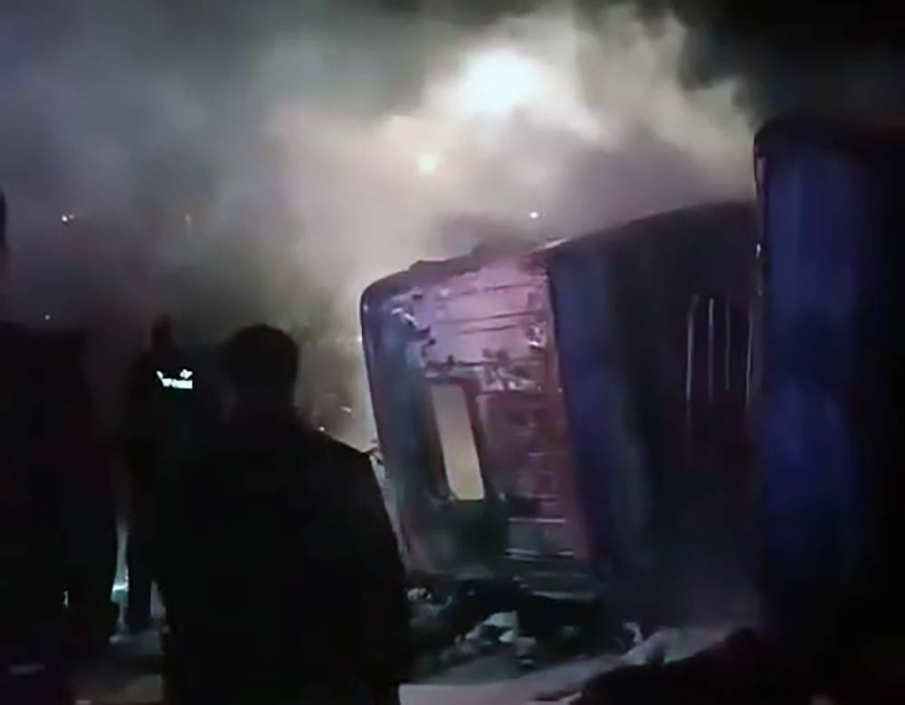 Devrilen tırda çıkan yangında 2 kişi hayatını kaybetti