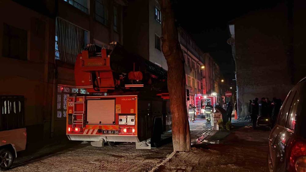 Konya’da merkezde 3 katlı binanın çatısında yangın