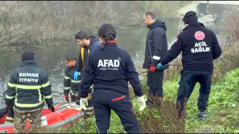 Sisli havada otomobil dereye uçtu; 18 yaşındaki genç öldü
