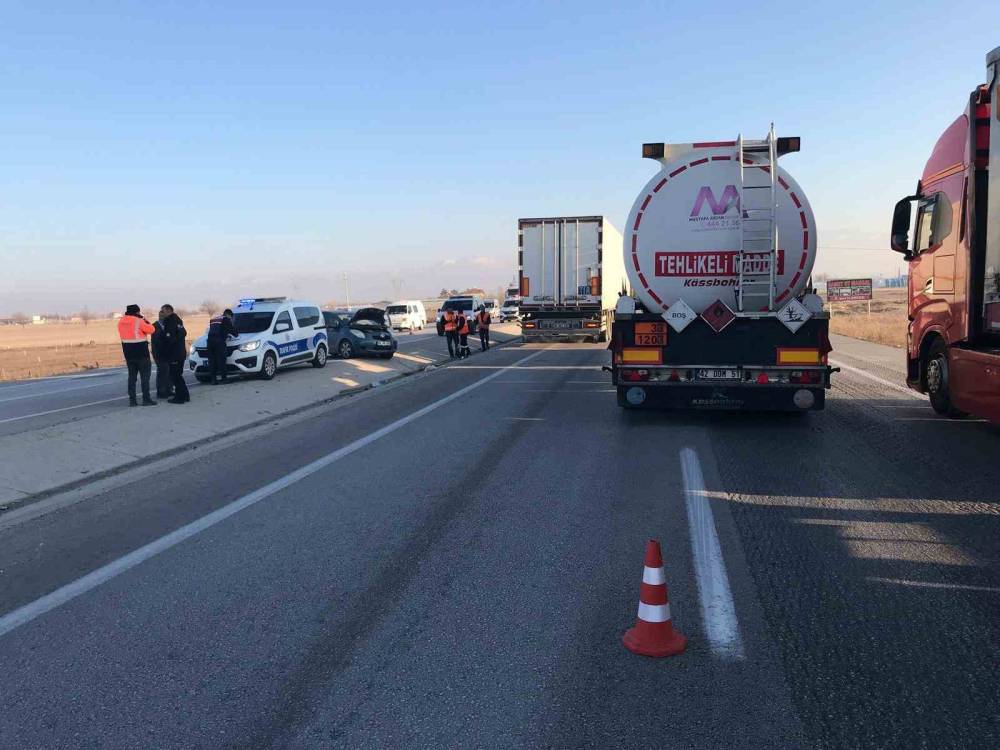 Konya'da 3 aracın karıştığı kazada sürücü öğretmen yaralandı