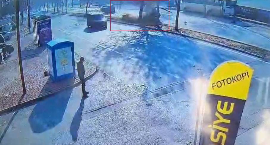 Konya merkezde makas atan otomobil ağaca çarpıp takla attı, 1 çocuk hayatını kaybetti